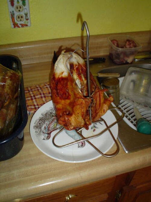 外側がこんがりと焼き色のついた七面鳥の丸焼きが、金属製の台に載せられている。