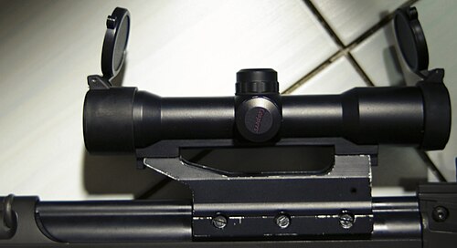 FN FALに装着された「STANAG」規格のクローマウント（レシーバーインターフェース）。このタイプのマウントは、ヘッケラー＆コッホ社のMP5やG3など、過去のいくつかのモデルでも使用されていました。