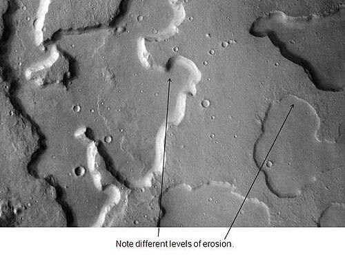 浸食によって、急峻な壁を持つ巨大な穴ができた。写真は火星探査機「テミス」より。