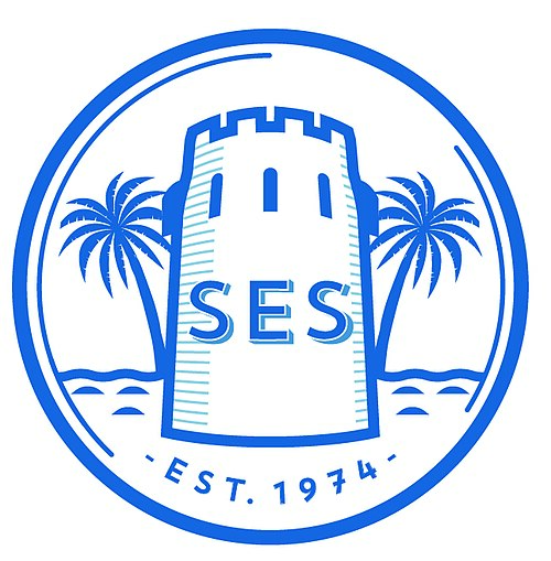 SESのエンブレム。ヤシの木に囲まれた塔に、社名とスローガンが表示されている。