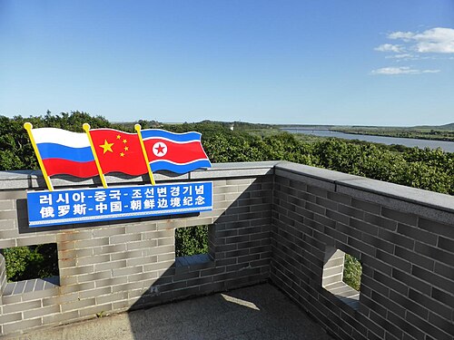 中国・防川市にある三角測量所。条約で定められた3つの三点のうちの1つ。実際の中国・北朝鮮・ロシアの三点地点は河川沿いにある。