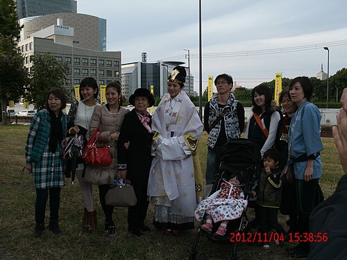 荒井久恵さん（左から2番目、2011年ミス日本着物）と荒井希子さん（中央、2012年グランプリ）