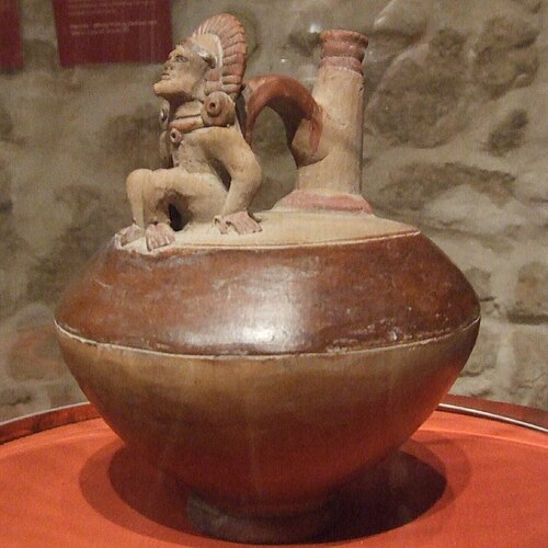 チョレラ文化（紀元前900～300年）の人物像が描かれた食器