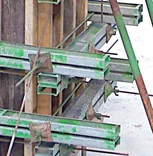 壁型枠を固定するために使用される2本の鋼製横梁とタイボルト