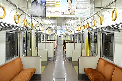 2015年2月に撮影された、改装された413系車両の車内。