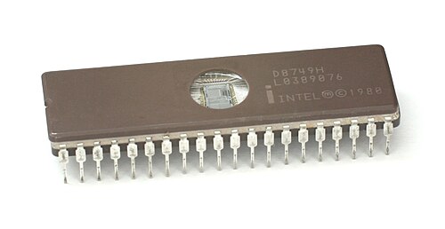 この8749マイクロコントローラは、プログラムを内蔵のEPROMに保存します。