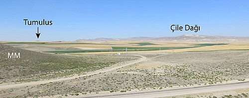 道路が通る起伏のある山岳風景。2つの遺跡が記されている。