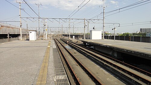2011 年 5 月、西側を向いた風景。終点の中央線 (武蔵野線) の線路が見える。