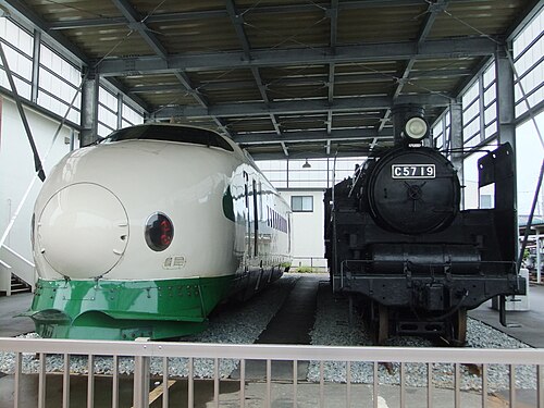 2014年8月、新潟市新津鉄道博物館の外に保存されている221-1510号車