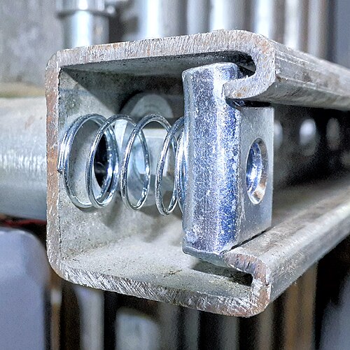 溝の内側に配置されたバネ式のナットにより、ボルトとの接続が可能になります。