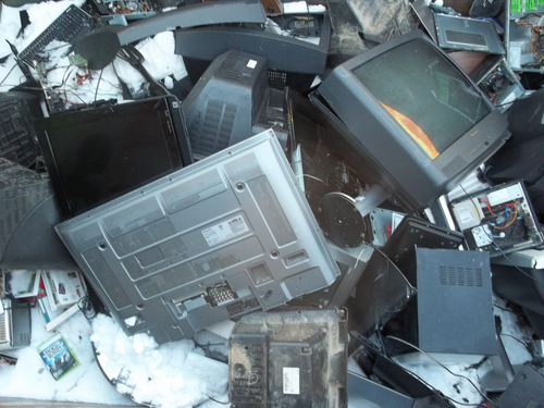 廃棄電気製品はゴミ捨て場に蓄積されます。