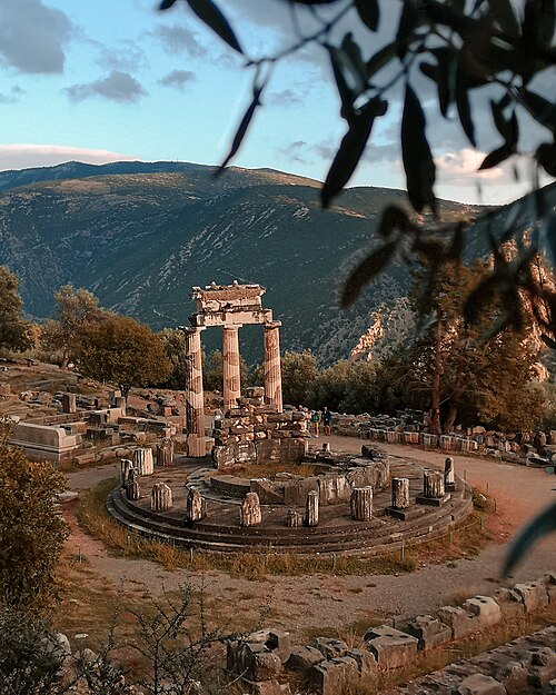 ギリシャ、デルフィのトロスの古代ギリシャのドーリア式の柱、紀元前375年頃[17]