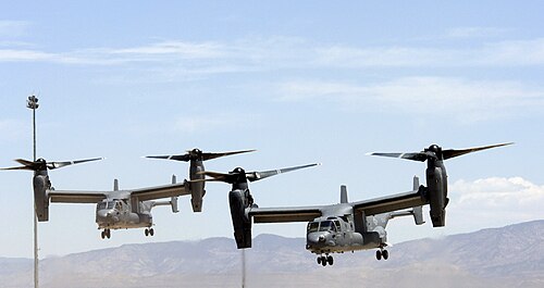 ニューメキシコ州ホロマン空軍基地に着陸準備のため、ローターを垂直にし互い違いに並んだ米空軍の CV-22 機 2 機。