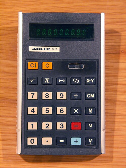 1970年代半ばのAdler 81Sポケット電卓。真空蛍光表示管（VFD）搭載。
