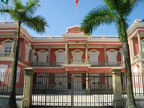 マカオ政府本部（1849年）は、マカオにおけるポルトガル植民地時代の建築様式とポンバル様式の好例である。
