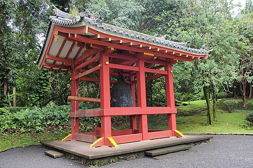 寺院の外にある平和の鐘