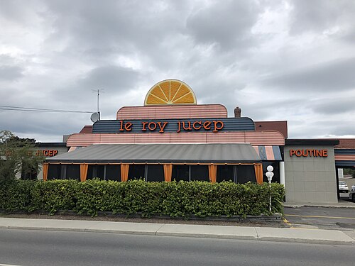 正面の壁に「ル・ロイ・ジュセップ」と「プーティン」の看板があるレストラン