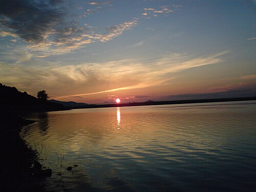 湖に沈む夕日
