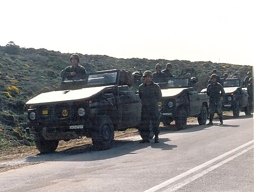 ギリシャ軍のメルセデス・ベンツ240G M40装甲兵員輸送車。エンジンを砲撃から守るための金属製ガードに注目。