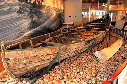 湾の海から引き上げられ、博物館に展示されているバスク地方のチャルパ（伝統的な漁船）。