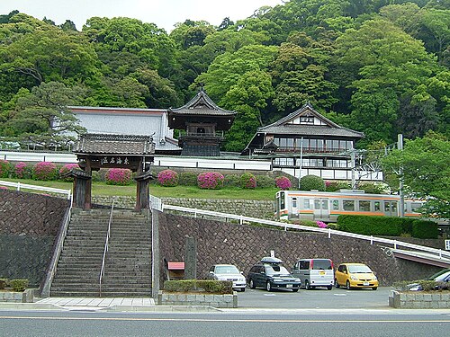 東海道線の線路から見た清見寺