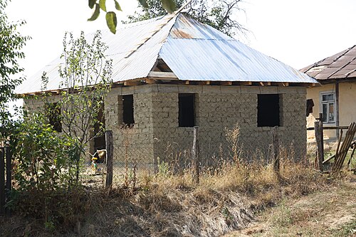 ルーマニアで建設中の日干しレンガ造りの家