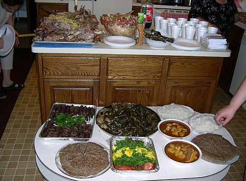典型的なアッシリア料理。西アジアで見られる食事の一例。