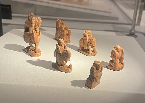 この7つの象牙製チェスの駒は、紀元700年頃のものとされ、現存する最古のものです。象牙はインド産です。1977年に考古学者ユーリー・ブリャコフによって、ウズベキスタンのサマルカンドにあるアフラシヤブで発掘されました。現在はサマルカンド国立博物館に所蔵されています。写真は、大英博物館で開催されたシルクロード展への貸出中に撮影されたものです。