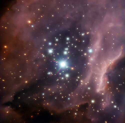 若い星IRS2の周囲にある星団RCW 38は、2つの大質量星と原始星からなる系である。