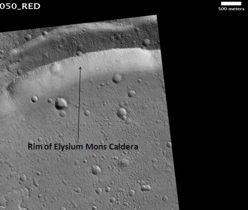 HiRISE が捉えたエリシウム山カルデラの縁
