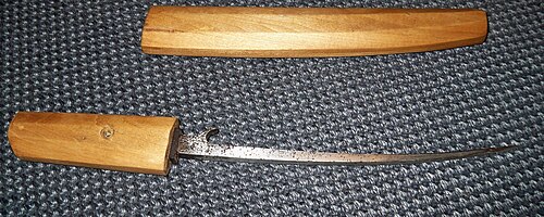 白鞘に取り付けられたアンティークの日本のハチ割（兜割）