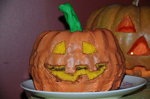 カボチャの形をしたハロウィンケーキ