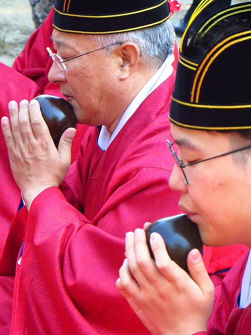 文妙神社で行われた石田大祭でフンを演奏する音楽家たち