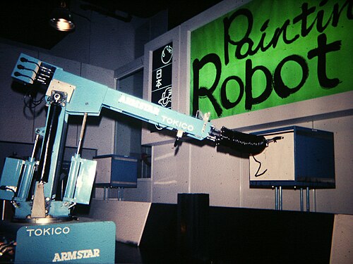 ロボットアームが絵を描いている。
