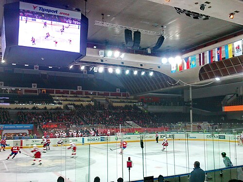 2013 年 1 月、HC レフ プラハがアリーナ内でヴィチャズ チェーホフと KHL アイス ホッケーをプレーしている。