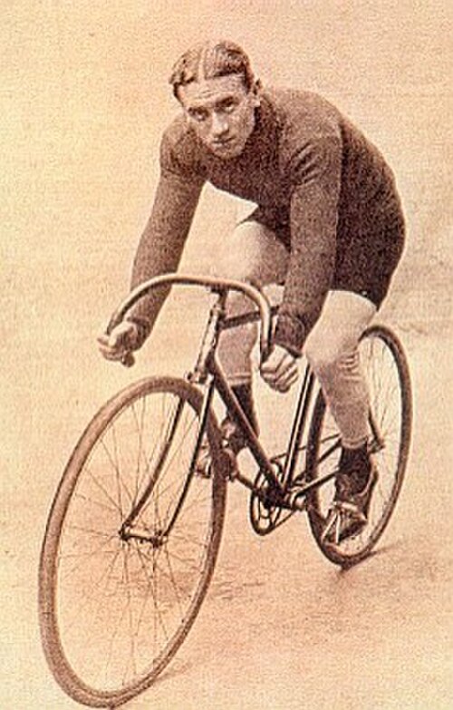 自転車に座っている男性。