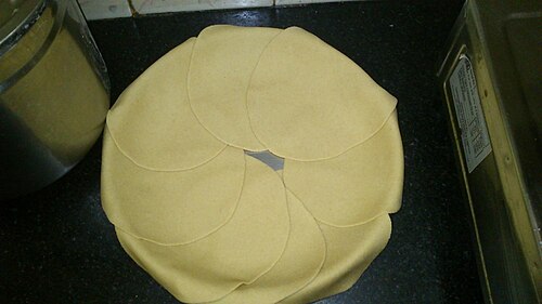 数個の円形の生地。