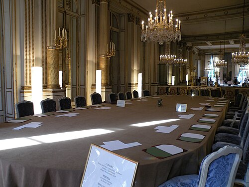 大統領がフランス政府と会談するサロン・ミュラ（ミュラの間）のテーブル。