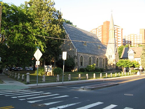 同じ教会と牧師館、2007年