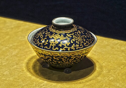 清朝時代の金箔磁器、脚付き蓋碗。