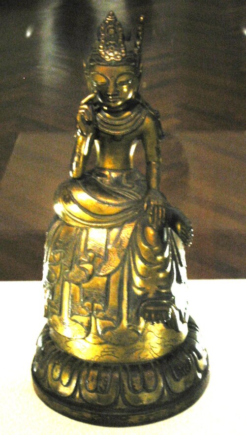 弥勒菩薩半坐像、飛鳥時代、日本、7世紀。金銅製。東京国立博物館。