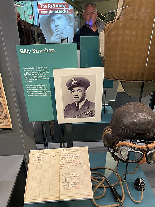 ビリー・ストラチャンがかつて所有していた品々を展示した博物館の写真。この展示には、飛行用ゴーグルとヘルメット、ログブック、ビリー・ストラチャンの写真が展示されている。