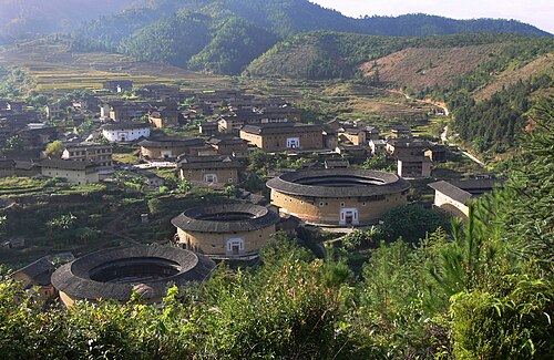 壁に囲まれた土楼の村