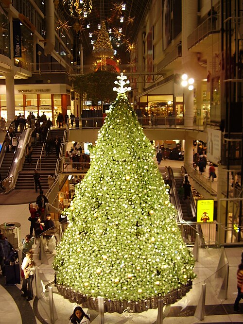 トロントのイートンセンターに飾られたクリスマスツリー。クリスマスは毎年12月25日に祝われるのが伝統です。