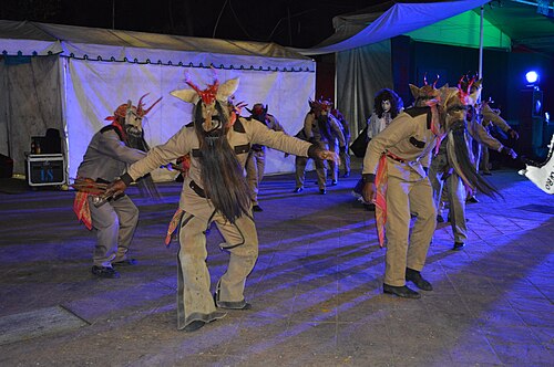 コスタ・チカのアフリカ系メキシコ人住民と関連のあるダンス「ディアブロス」のパフォーマンス。