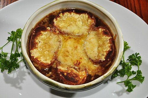 チーズをまぶしたクルトン入りオニオンスープ