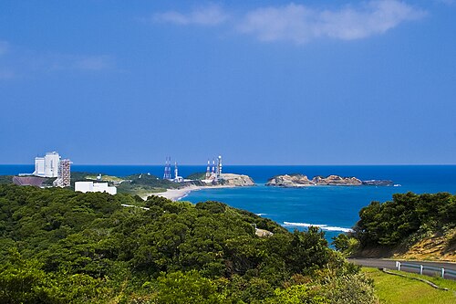 大崎山脈を見下ろし、緑豊かな山々とサンゴ礁の海に囲まれている。