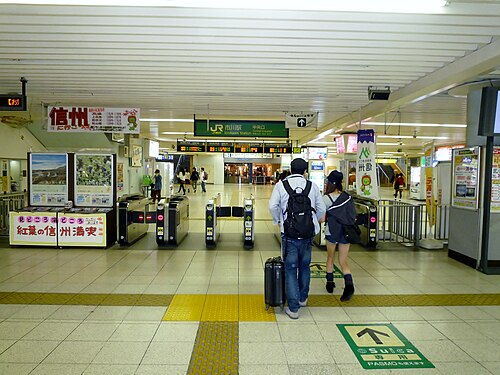 改札口、2011年10月