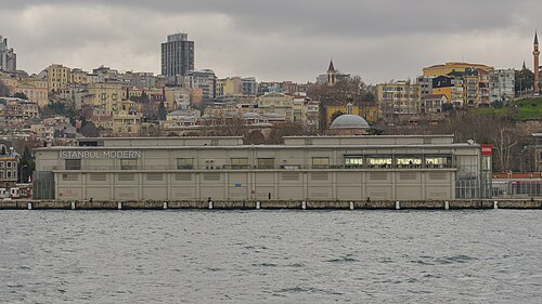 イスタンブール・モダン（2004年）は、トルコ初の現代美術館である。元々はボスポラス海峡沿いの倉庫だった建物を改築したものである。