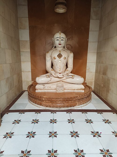 ギルナール丘の洞窟寺院にあるアミザラ・パールシュヴァナートの古代の偶像